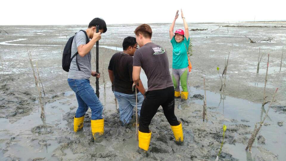 Get your hands dirty to save trashes from the ocean